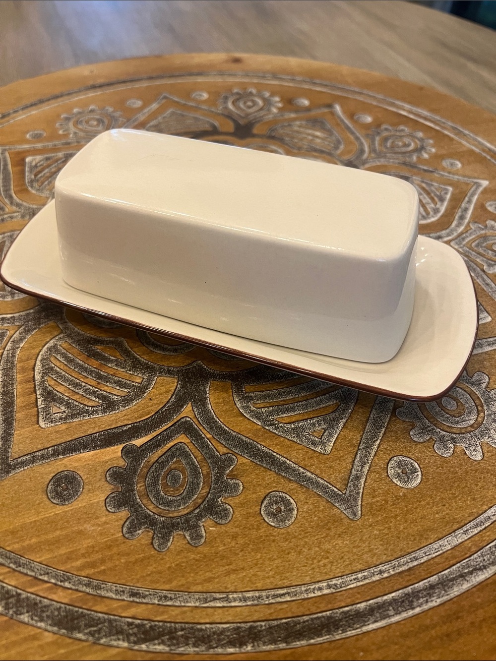 Vintage Countryside Stoneware Covered Butter Dish in Cream with brown border.